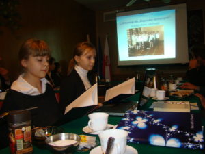 Dorobek szkoły zaprezentowały Agata Szczepankiewicz i Julia Tylman.