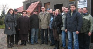 Grupa uczestników szkolenia podczas wizytacji gospodarstwa państwa Lisieckich