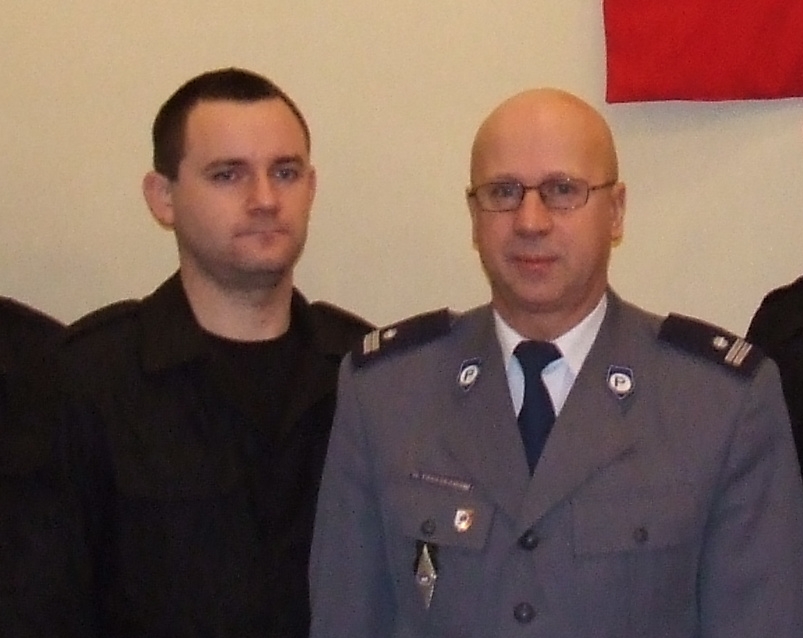 Daniel Marszałkowski (z lewej) w towarzystwie swojego nowego szefa - komendanta powiatowego policji w Słupcy Władysława Trzaskawskiego.