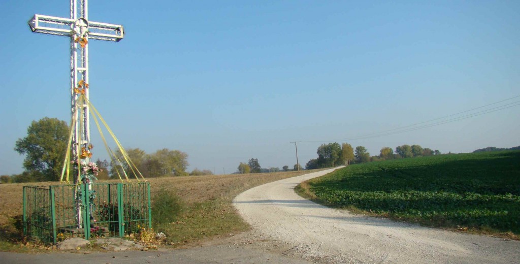 Kilometrowy odcinek drogi Jarotki-Izdebno latem br. zostanie pokryty asfaltem.