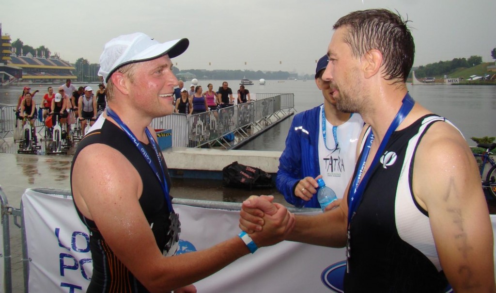 Jakub Kawa (z prawej) w triathlonie rywalizował m.in. z Piotrem Adamczykiem. Ostrowiczanin okazał się lepszy od słynnego aktora!